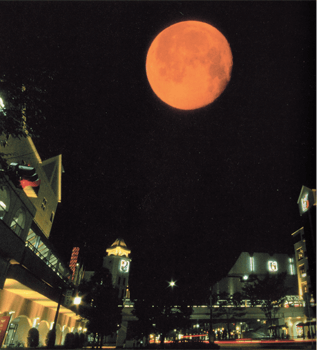 ｻﾝﾌﾟﾙﾍﾟｰｼﾞ　赤い月　原理は夕日に似ていて、月が低い位置にある時見られる現象だそうです。
